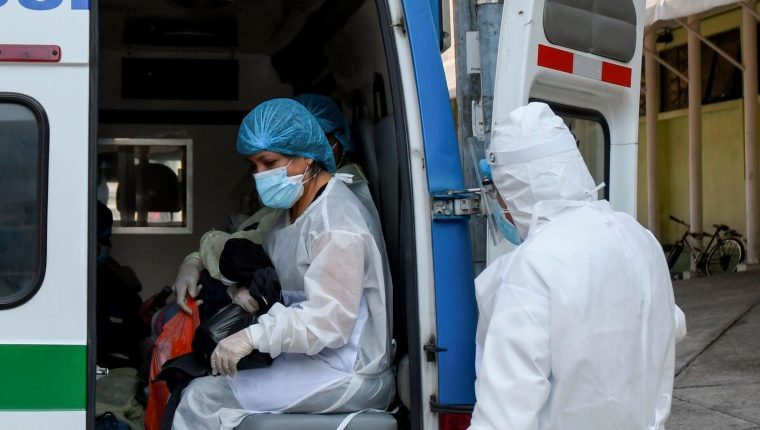 Los casos de coronavirus van a la baja en Guatemala, donde el proceso de vacunación avanza con lentitud. (Foto Prensa Libre: AFP)