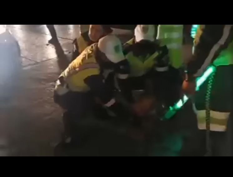 Agentes de la PMT someten al orden a un motorista en un puesto de control frente a la Catedral Metropolitana. (Foto Prensa Libre: Facebook)