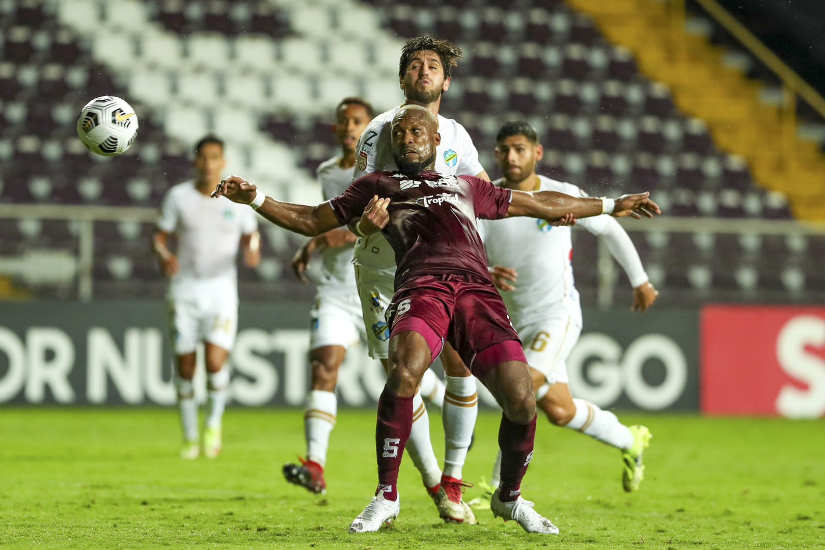 Kendall Waston del Deportivo Saprissa busca rematar ante el portero de Comunicaciones Kevin Moscoso en el partido de ida de los cuartos de final de la Liga Concacaf 2021 en el Estadio Ricardo Saprissa. Foto Concacaf.com