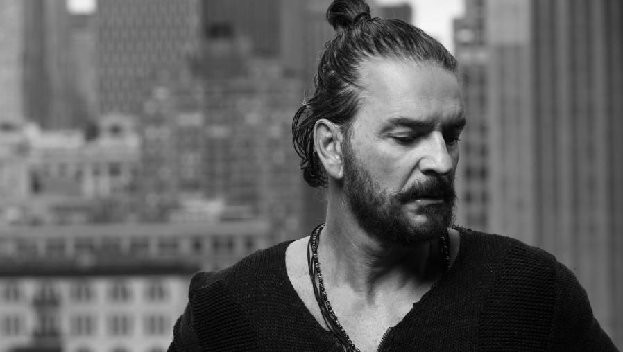 Ricardo Arjona está nominado a un Grammy en la categoría “Mejor disco pop latino”. (Foto Prensa Libre: Cortesía Metamofosis)