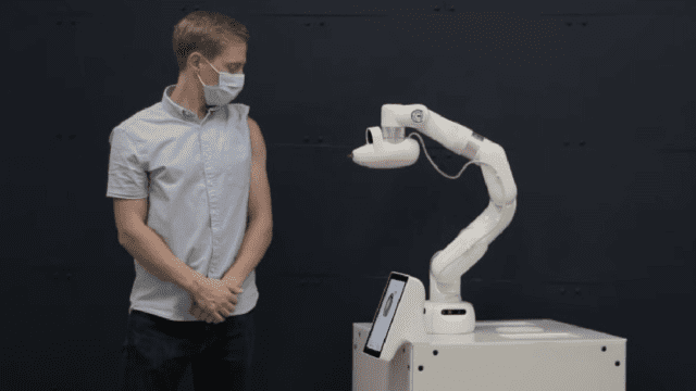 Universidad de Waterloo, en Canadá, diseña  la start up tecnológica Cobionix, el robot puede vacunar sin necesidad de una aguja. (Foto Prensa Libre: Forbes)