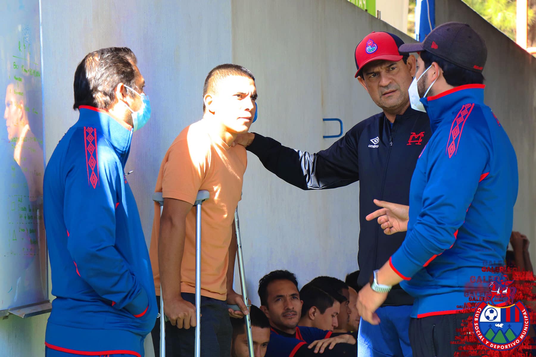 John Méndez conversa con el técnico rojo José Cardozo y el resto del cuerpo técnico. (Foto cortesía Municipal).