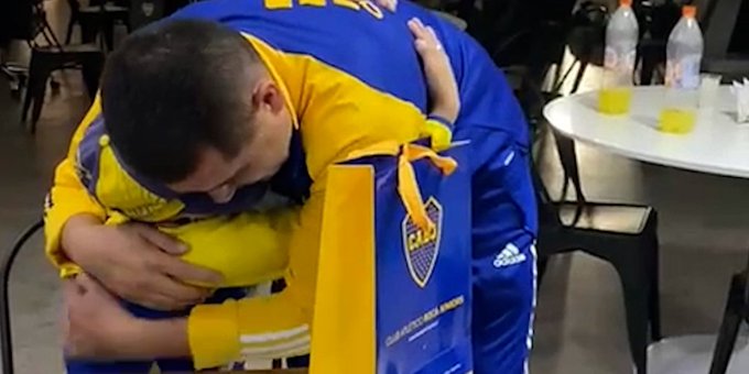 El vicepresidente de Boca Juniors Román Riquelme cumplió el sueño de un chico enfermo de fibrosis quística que se llama igual que él. (Foto Prensa Libre; Twitter)