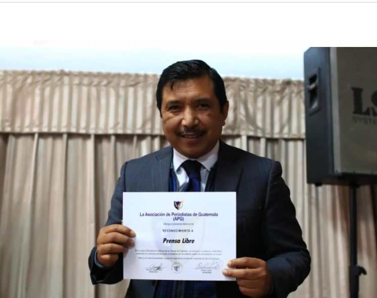 APG entrega reconocimiento a Prensa Libre en el Día del Periodista