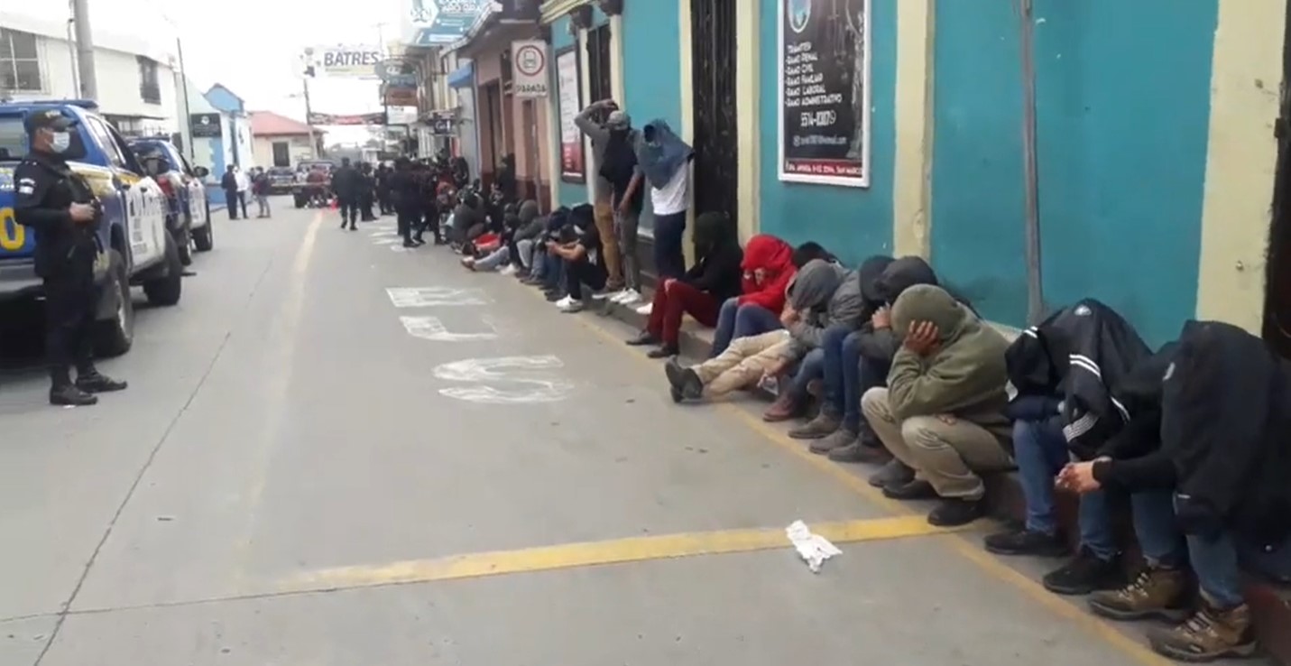 Policía Nacional Civil capturó a 163 personas durante la noche del 31 de octubre y la madruga del 1 de noviembre por infringir la ley seca (Foto Prensa Libre: Captura de video) 