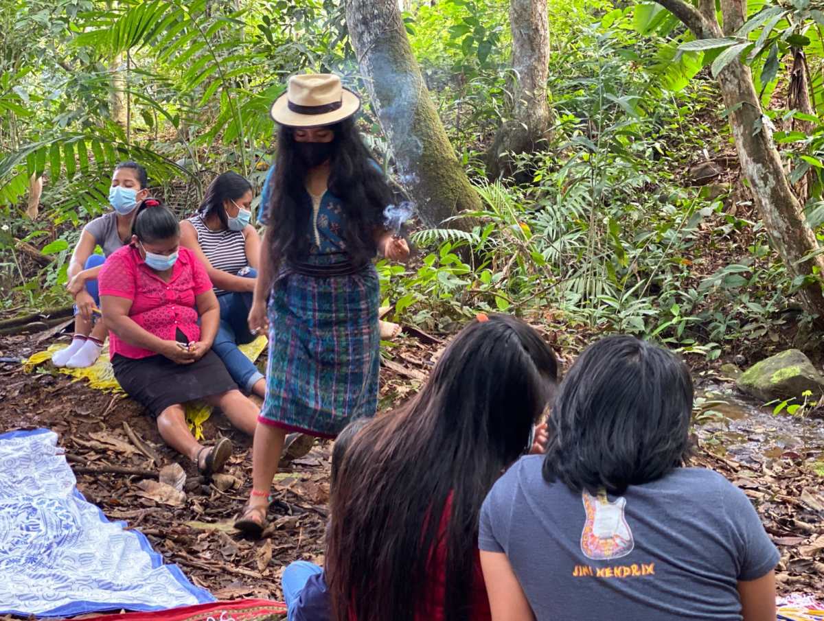 Sara Curruchich participa en campamento musical en Costa Rica (las mujeres indígenas, la canción colectiva y los derechos humanos)