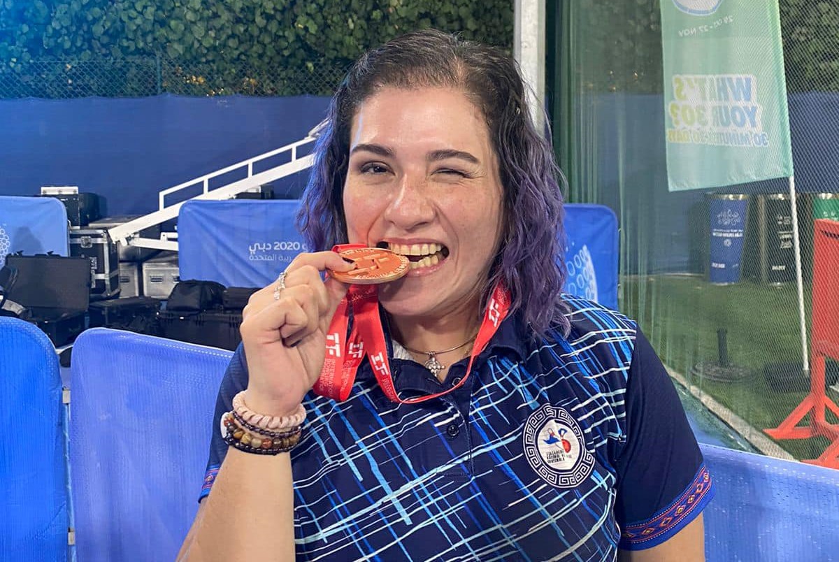 Sofía Granda recibió la medalla de bronce conseguida en la Copa del Mundo de Boliche de Dubái. (Foto Federación de Boliche).