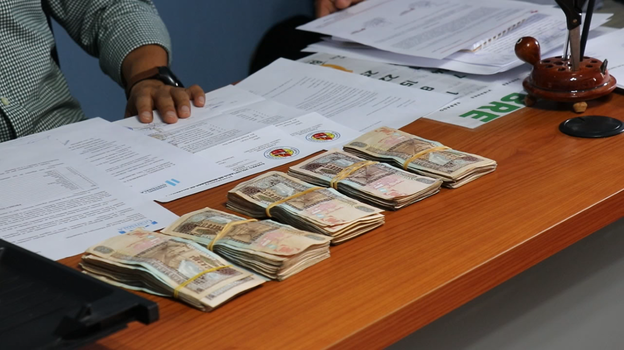 Multa de Q35 mil pagada en efectivo por sindicados en Parraxtut, Sacapulas, Quiché, (Foto Prensa Libre: Héctor Cordero)