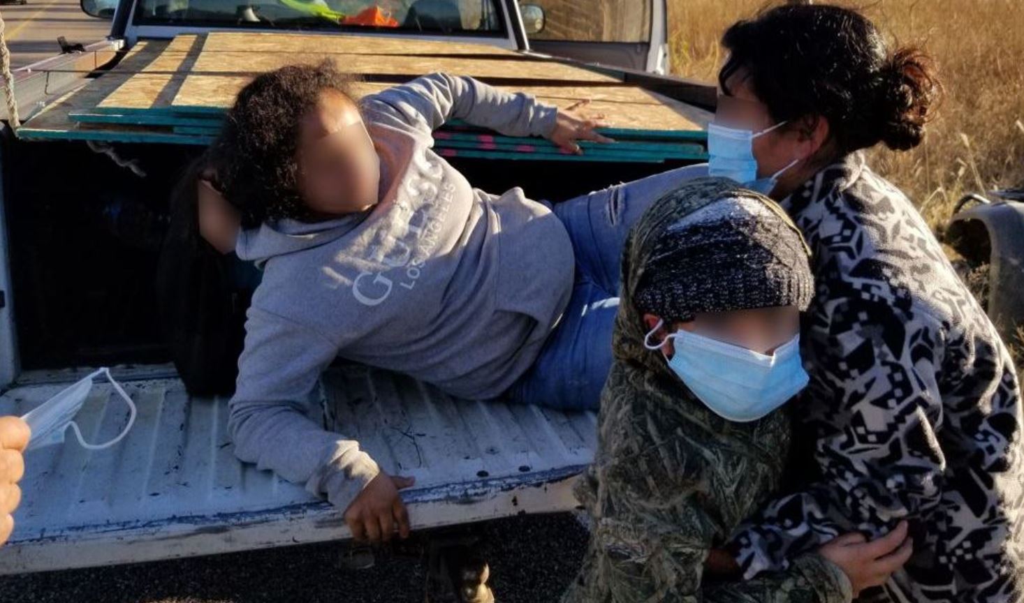 Diez migrantes ilegales fueron descubiertos dentro de un picop modificado en Arizona, EE. UU., entre los cuales iban guatemaltecos. (Foto Prensa Libre: @USBPChiefTCA)