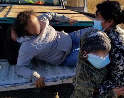 Encuentran tres niñas migrantes dentro de un picop modificado que llevaba otros siete indocumentados en Arizona