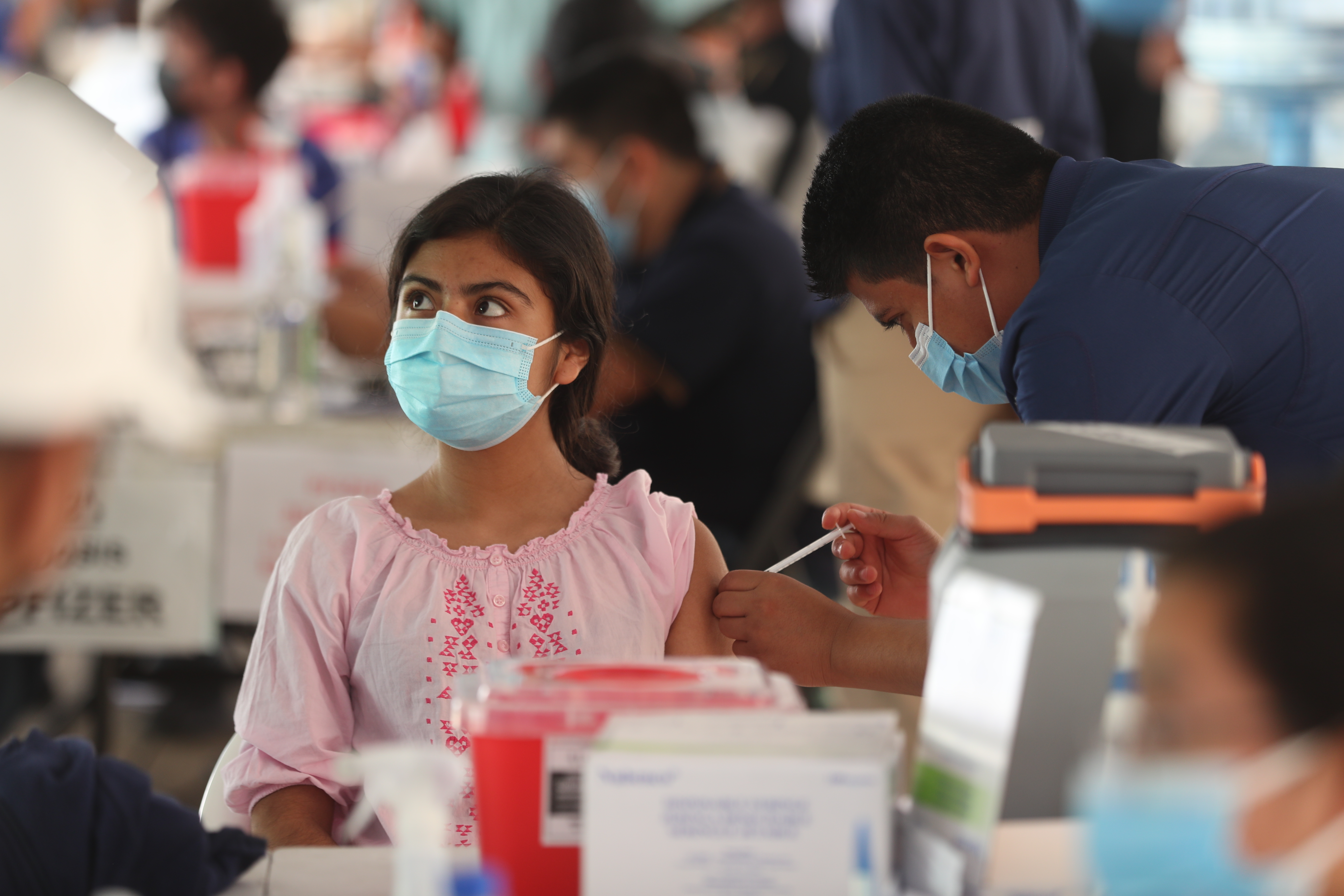 Tener el esquema completo de vacunación evita enfermar de gravedad de manera grave. (Foto Prensa Libre: Hemeroteca PL)