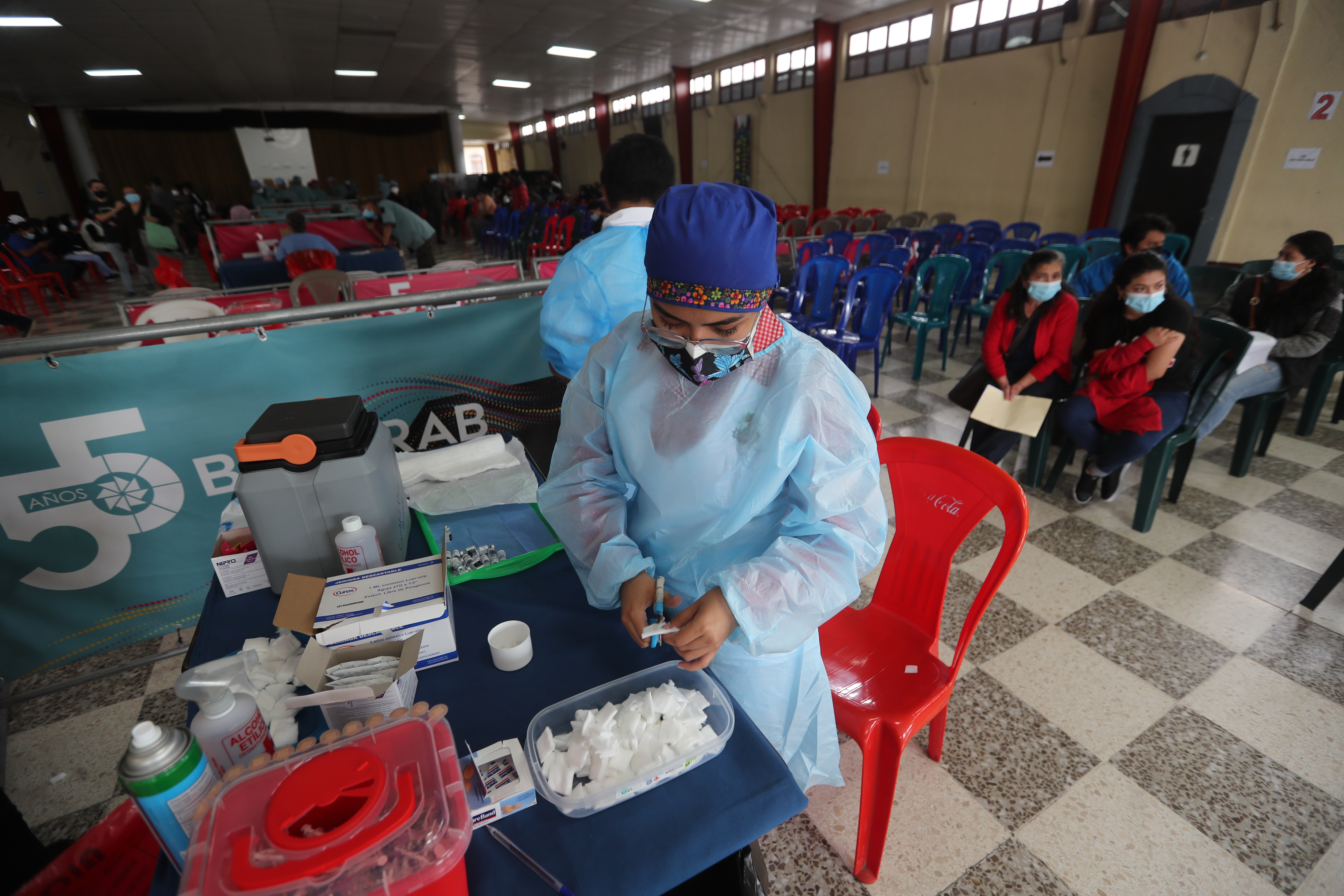La vacunación contra el covid-19 en Guatemala ha tenido un lento avance. A duras penas el 30 por ciento de la población tiene las dos dosis que necesita para estar protegido contra un cuadro grave de la enfermedad. (Foto Prensa Libre: Hemeroteca PL)