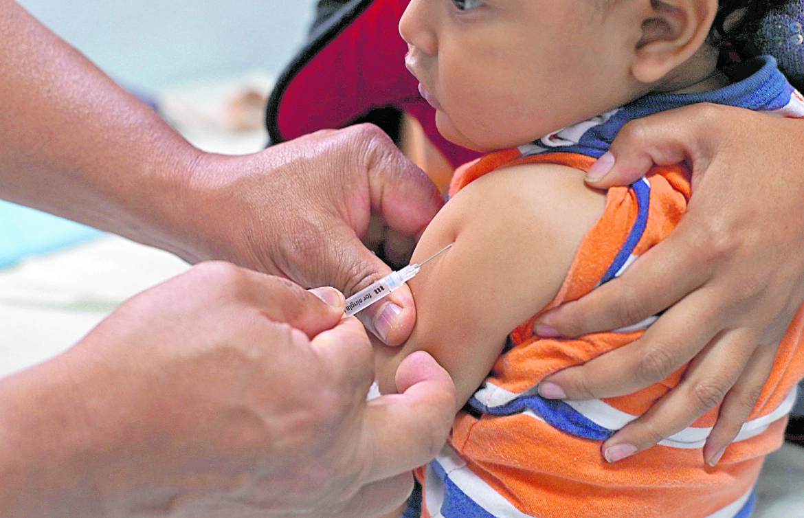 El esquema de vacunación en niños disminuyó, pero a este drama se suma que hay dosis que se han vencido. (Foto Prensa Libre: Hemeroteca PL)