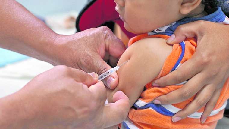 El esquema de vacunación en niños disminuyó, pero a este drama se suma que hay dosis que se han vencido. (Foto Prensa Libre: Hemeroteca PL)