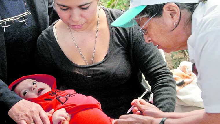 La vacunación en niños menores de cinco años en el país ha descendido, lo que los pone en riesgo de contagio de enfermedades inmunoprevenibles. (Foto Prensa Libre: Hemeroteca PL)