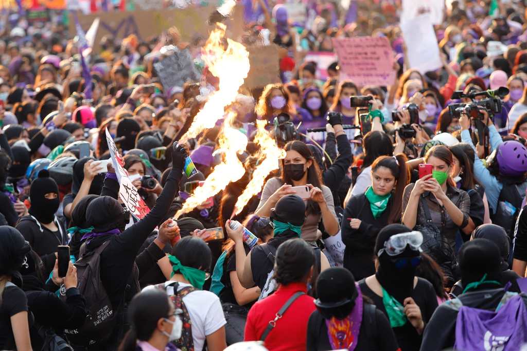 Enfrentamientos y tensión en marcha de mujeres en México, que promedia 10 femicidios al día