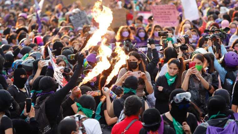 Mujeres marchan en México para exigir el cese de violencia. (Foto Prensa Libre: EFE)