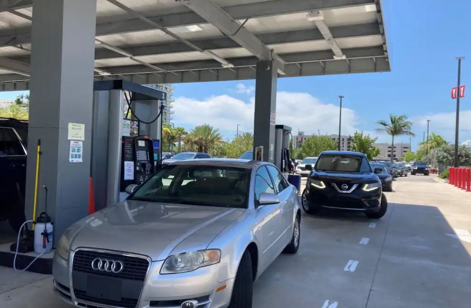 Biden dijo que le parece sospechosa la brecha entre los precios de producción y la venta de los combustibles. Una gasolinera en Miami, Florida. (Foto Prensa Libre: EFE)