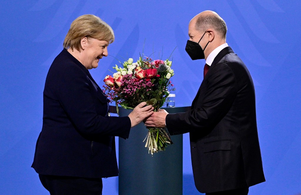Angela Merkel recibe un ramo de flores del nuevo Canciller de Alemania. (Foto: AFP) 