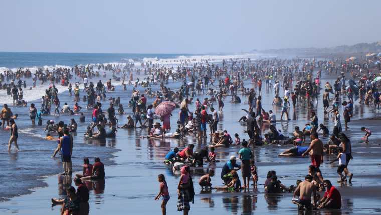 Las visitas a las playas se podrían extender hasta el próximo fin de semana por la celebración del año nuevo. Fotografía: Prensa Libre (Carlos Paredes).