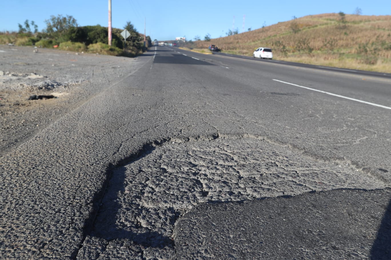 Los daños en la carretera ponen en riesgo a viajeros. (Foto Prensa Libre: Andrea Domínguez)