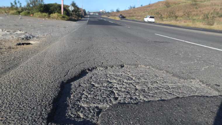 Los daños en la carretera ponen en riesgo a viajeros. (Foto Prensa Libre: Andrea Domínguez)
