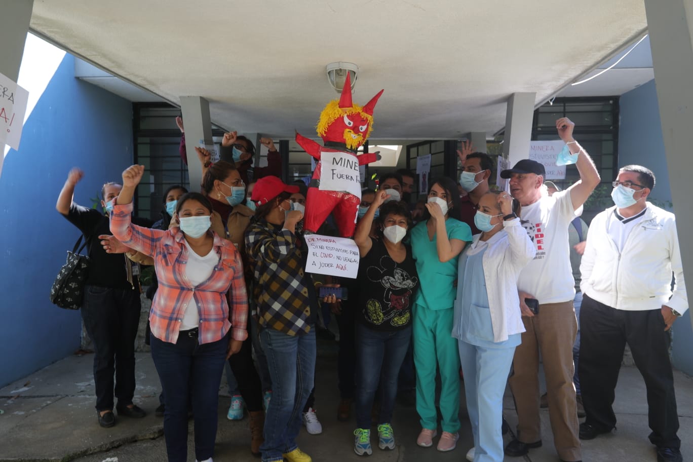 Trabajadores del hospital Federico Mora aseguran que no tienen medicamentos y que reciben malos tratos por parte del director. (Foto Prensa Libre: María José Bonilla)