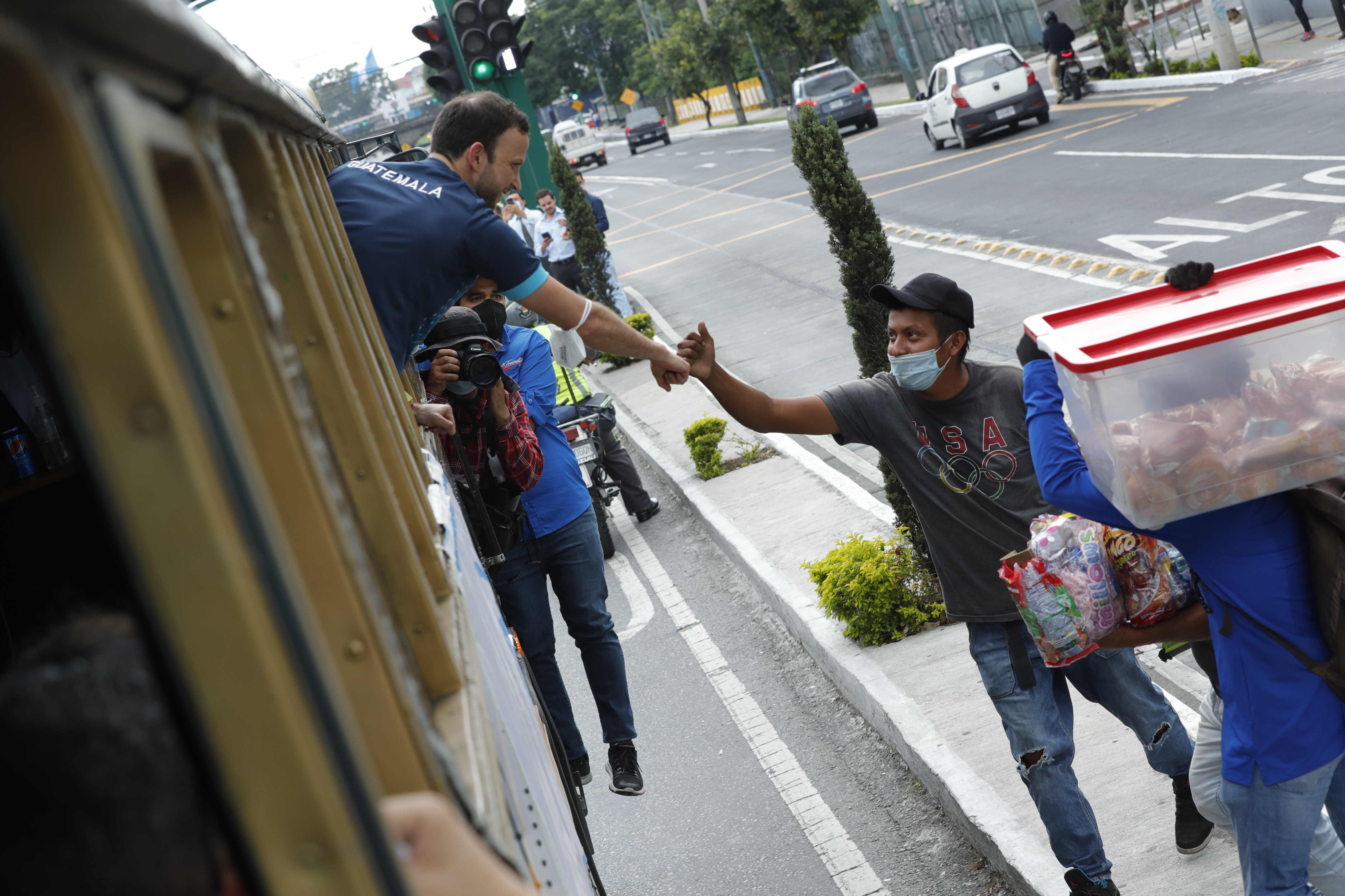 RECIBIMIENTO PARA UN HÉROE: Kevin Cordón volvió al país, el 4 de julio, tras haber quedado en cuarto lugar de bádminton en los Juegos Olímpicos de Tokio. Un vendedor ambulante saluda al atleta, que recorrió la ciudad en caravana. Fotografía Prensa Libre: Esbin García.