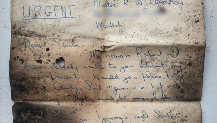 La carta doblada se encontró dentro de un montón de hollín después de que se limpiara la chimenea. (SWEEPS CHIMNEY SERVICES)