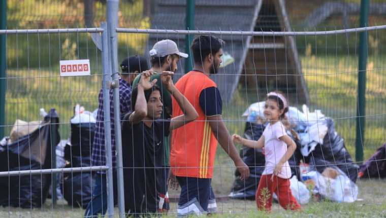 Migrantes en la frontera entre Bielorrusia y Lituania. imágenes falsas