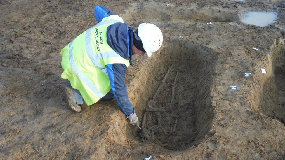 El esqueleto del hombre crucificado fue descubierto junto con otros entierros. Albion Archaeology