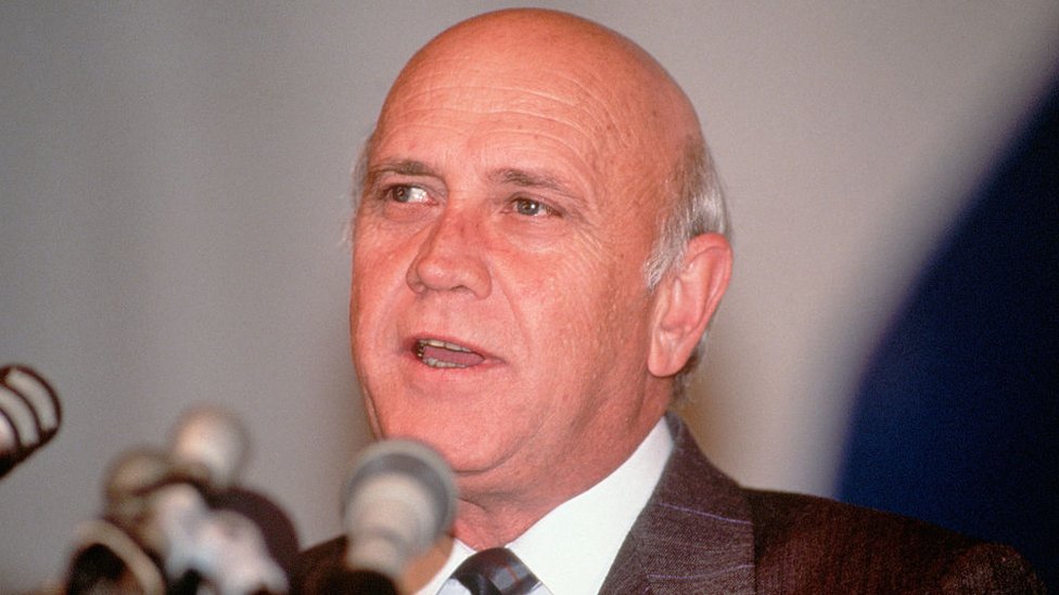 Durante su gobierno, F.W. de Klerk desmanteló el programa de armas nucleares de Sudáfrica y puso fin al apartheid.