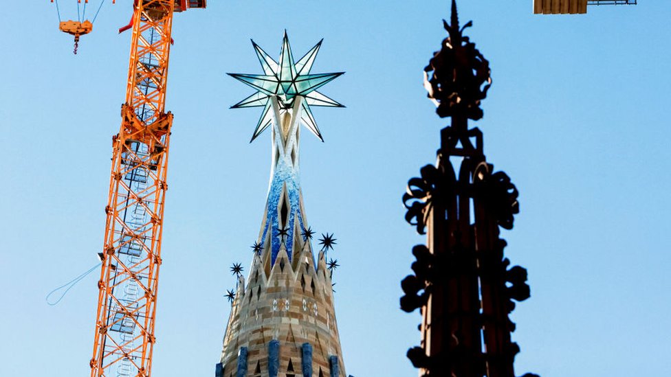 La Sagrada Familia: las imágenes de la nueva torre de la icónica basílica que lleva 140 años en construcción