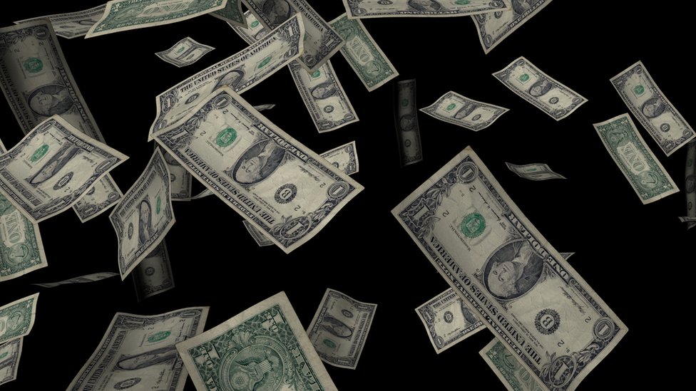 Los maestros tenían cinco minutos para recoger la mayor cantidad de billetes de US$1 que usarían para financiar material educativo para sus clases.