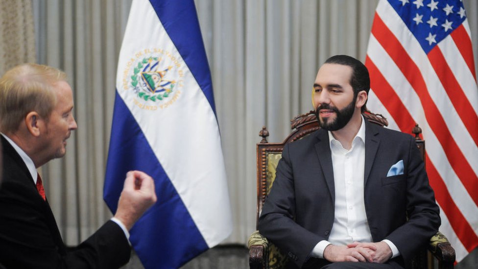 En una imagen de archivo el embajador de Estados Unidos en El Salvador en 2019, Ronald Johnson, durante una visita al presidenite Nayib Bukele. (GETTY IMAGES)