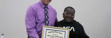El jefe de policía de Muskogee, Johnny Teehee, otorgó un premio de oficial honorario a Davyon Johnson, de 11 años. Fotografía: BBC News.