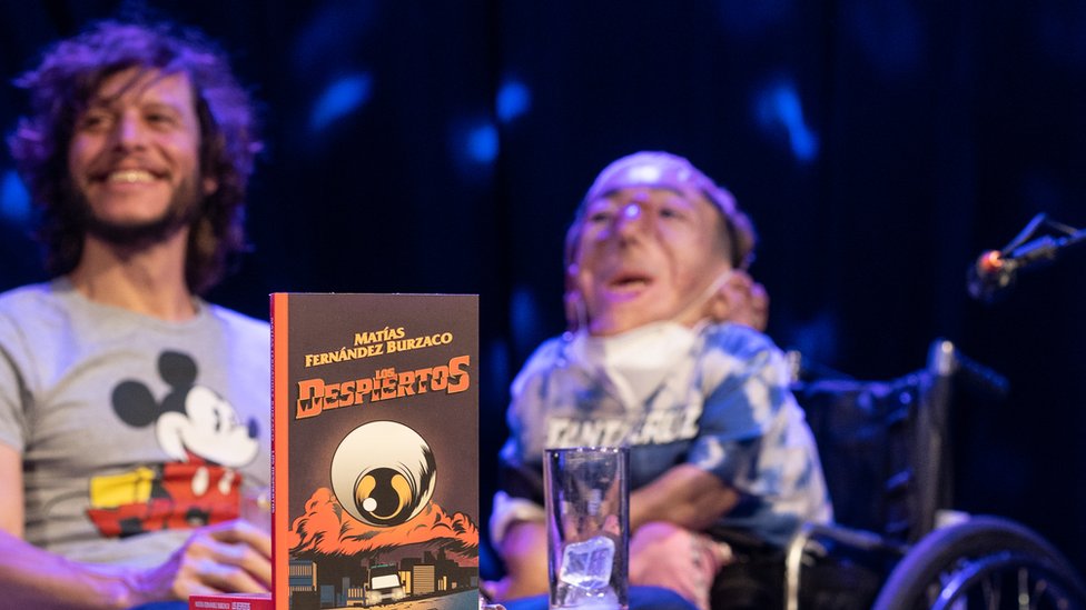 Matías con el director Luis Ortega en el lanzamiento de html5-dom-document-internal-entity1-quot-endLos despiertoshtml5-dom-document-internal-entity1-quot-end, uno de los dos libros que publicó este año.