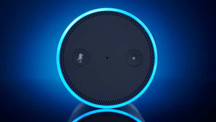 El altavoz inteligente de Amazon Echo funciona con el asistente de voz Alexa. (GETTY IMAGES)