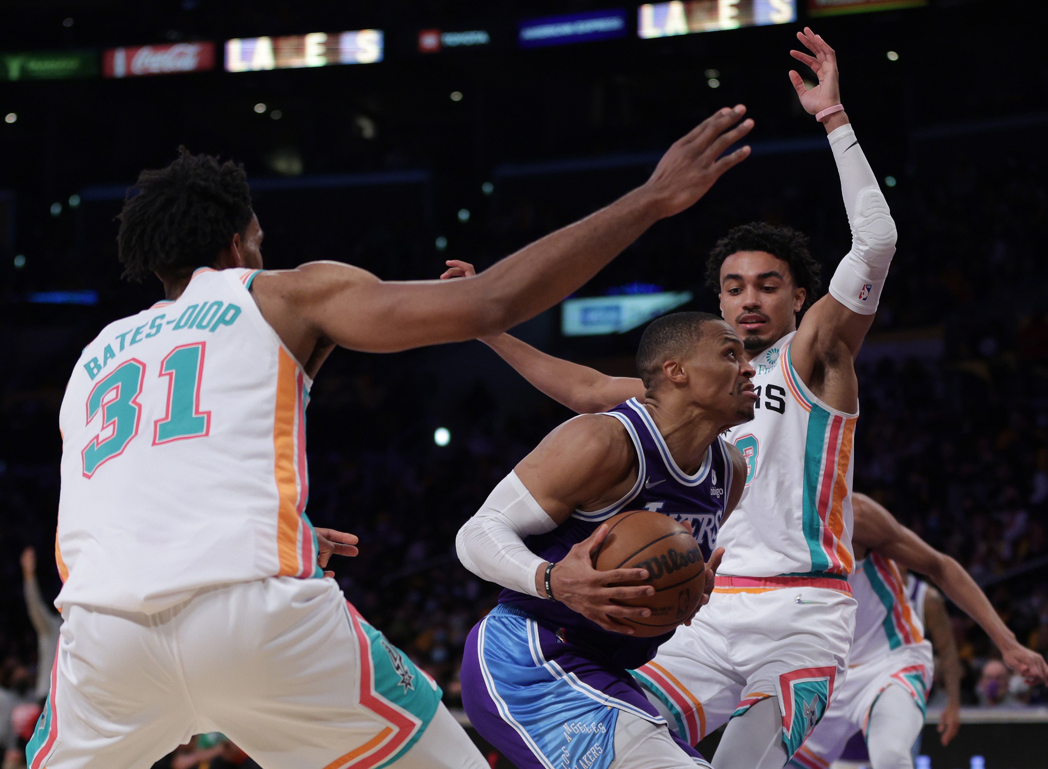 Russell Westbrook #0 de Los Angeles Lakers intenta anotar ante la marca de Keldon Johnson #3 y Keita Bates-Diop #31 de los San Antonio Spurs. Foto Prensa Libre: EFE.