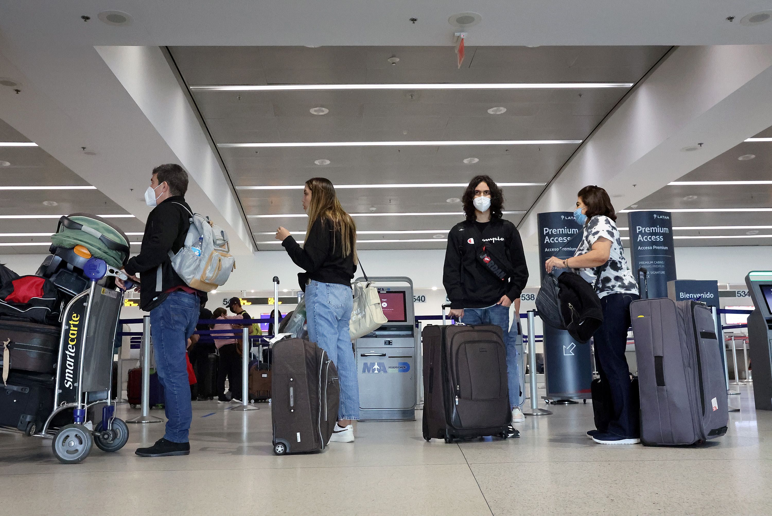 Miles de vuelos en todo el mundo han sido cancelados debido a contagios de coronavirus en el personal de las aerolíneas. (Foto Prensa Libre: AFP)
