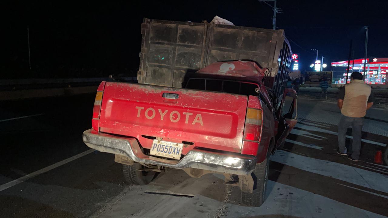 Un hombre murió este lunes 27 de diciembre en el km 50 del libramiento de Chimaltenango, luego de que empotrara su picop en la parte trasera de un camión. (Foto Prensa Libre: Víctor Chamalé)
