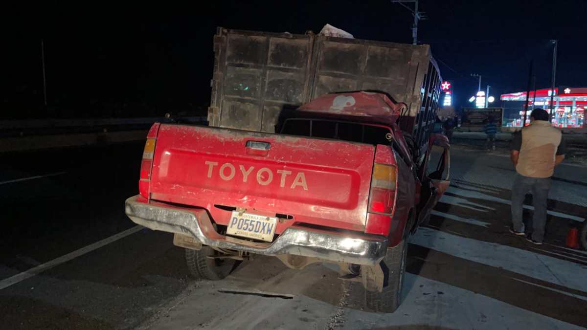 Hombre estrella su picop en un camión y muere en medio de una racha de accidentes de tránsito