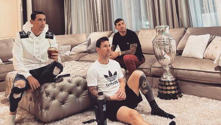 Los jugadores del PSG, Ángel Di María, Lionel Messi y Leonardo Paredes junto a la Copa América mientras descansan en Francia. (Foto Prensa Libre: Instagram)