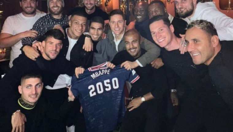 Mbappé celebró sus cumpleaños número 23 con sus compañeros del París SG. (Foto redes).