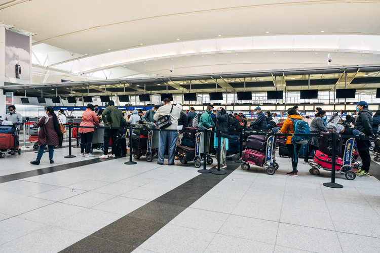Los viajeros hacen cola para registrarse en el aeropuerto de La Guardia en Nueva York, 21 de noviembre de 2021. (DeSean McClinton-Holland/The New York Times)