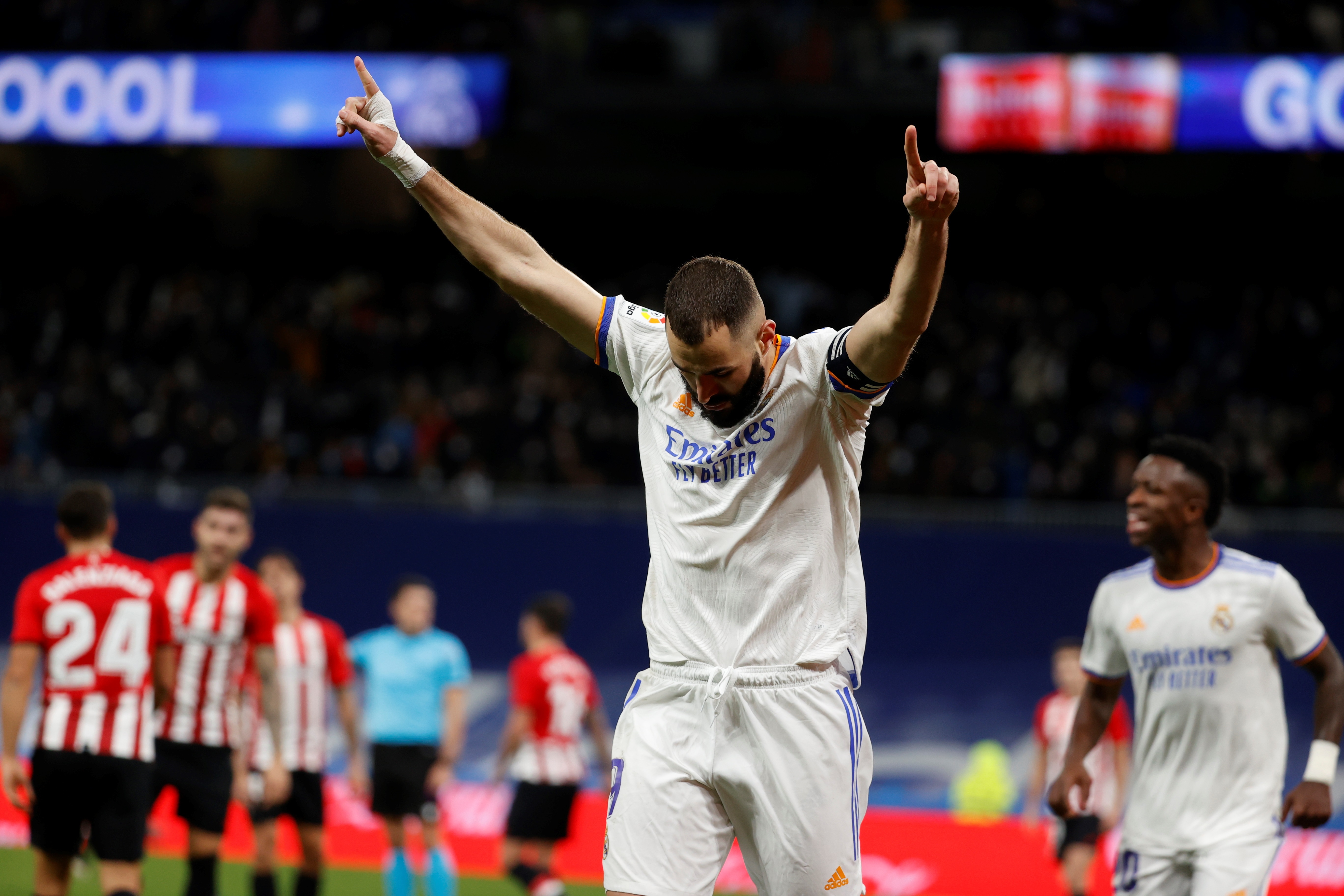 El delantero francés del Real Madrid Karim Benzema celebra su gol, primero del equipo ante el Athletic de Bilbao, durante el partido de la jornada 9 de LaLiga en el estadio Santiago Bernabéu, en Madrid. Foto Prensa Libre: EFE.