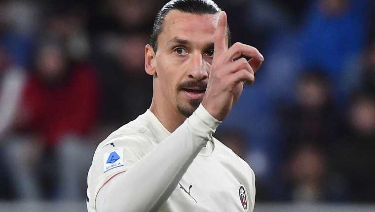 El jugador del Milán Zlatan Ibrahimovic reacciona en el duelo ante Genoa CFC en el Luigi Ferraris. (Foto Prensa Libre: EFE)