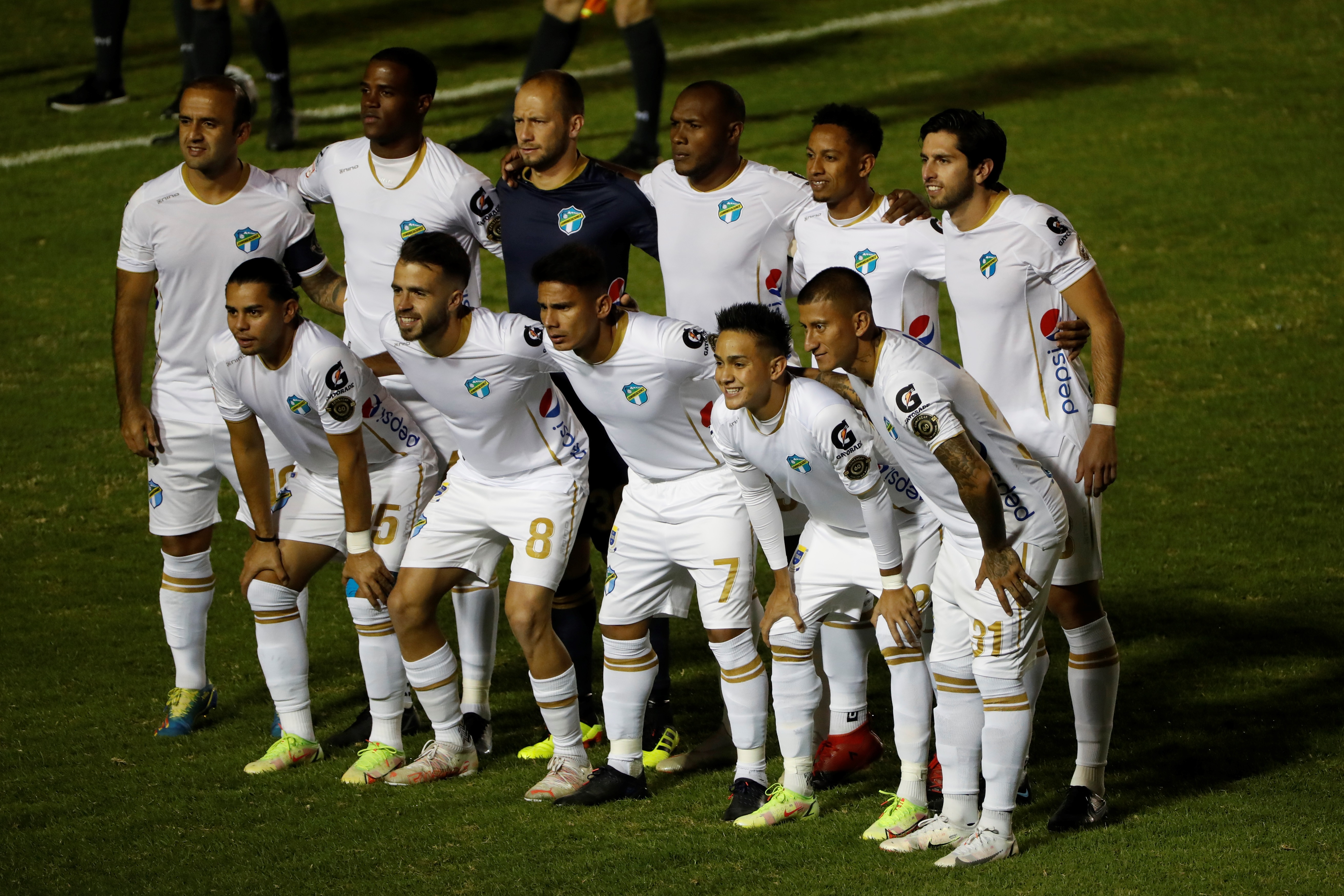 AMDEP4839. CIUDAD DE GUATEMALA (GUATEMALA), 30/11/2021.- Jugadores de Comunicaciones posan hoy, en un partido de las semifinales de la Liga Concacaf entre Comunicaciones FC y Guastatoya en el estadio Doroteo Gamuch Flores en Ciudad de Guatemala (Guatemala). EFE/Esteban Biba