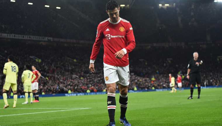 El jugador del Manchester United Cristiano Ronaldo cuando fue reemplazado ante el Arsenal FC. (Foto Prensa Libre: EFE)