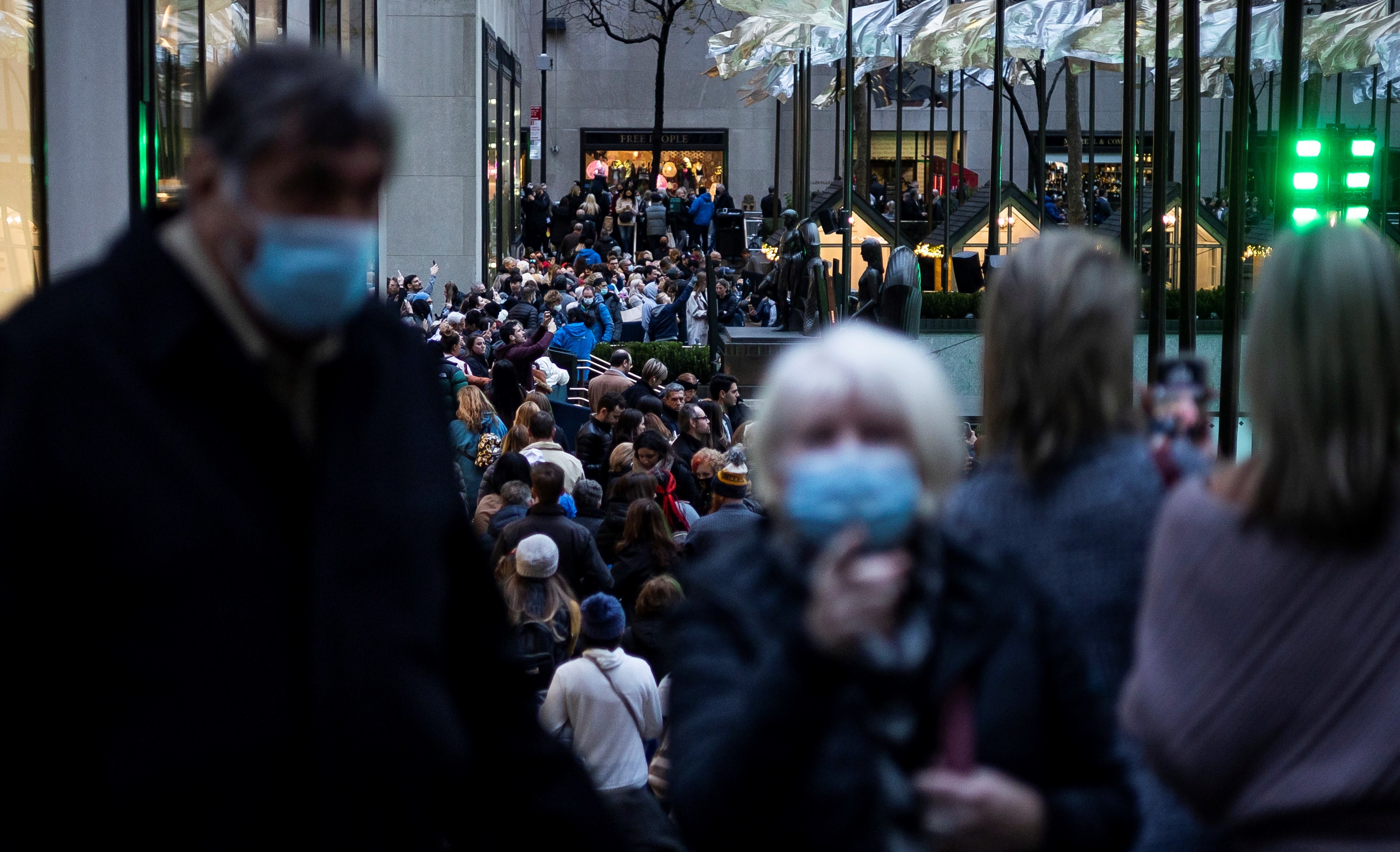 New York (United States), 02/12/2021.- Tourists fill Rockefeller Center to look at holiday decorations in New York, New York, USA, 02 December 2021. New York has seen a steady rise in the tourism industry this year but there continues to be worldwide economic uncertainty as the omicron variant of the coronavirus spreads, especially during colder months. (Estados Unidos, Nueva York) EFE/EPA/JUSTIN LANE